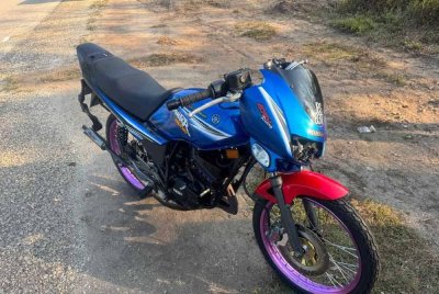 Keadaan motosikal Yamaha RXZ yang ditunggang mangsa selepas terbabit kemalangan di Jalan Pekan-Rompin pada Jumaat.