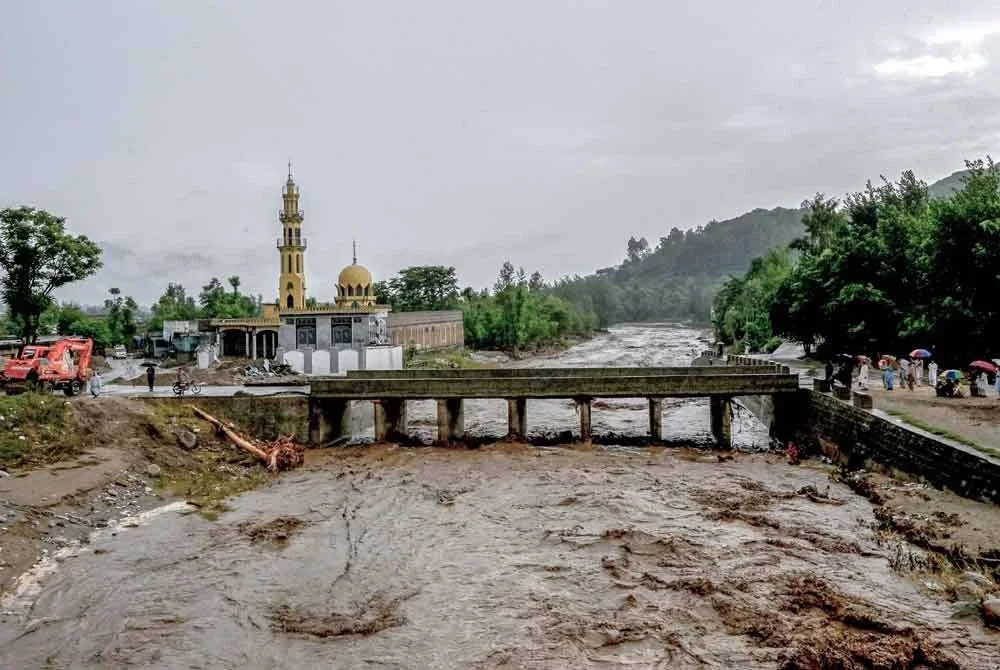 Keadaan sebuah jambatan ketika paras air banjir semakin meningkat di daerah Buner, wilayah Khyber Pakhtunkhwa. Foto: AFP