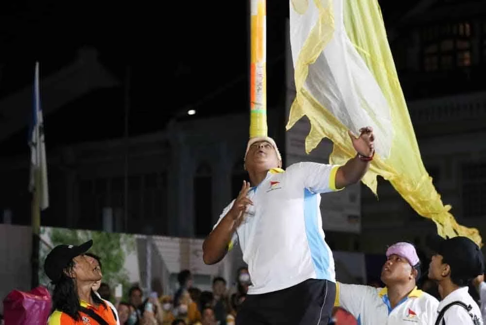 Minat mendalam terhadap seni dan akrobatik Chingay membuatkan Hafiz tekad meneruskan latihan biarpun pernah berdepan pelbagai kecederaan di dahi dan gigi patah.