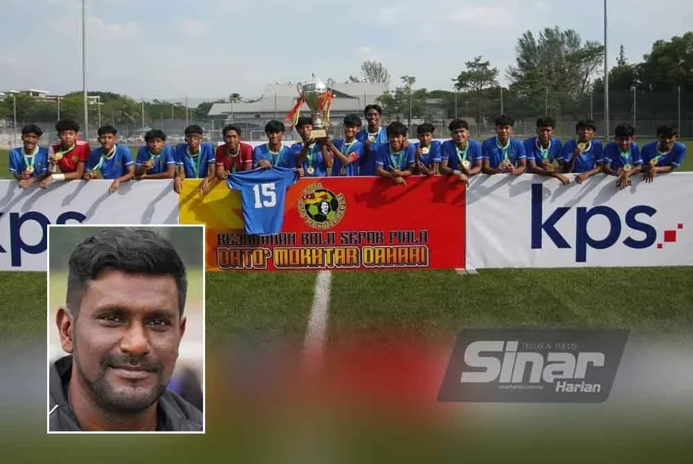 Pemain SMK Shah Alam meraikan kejayaan muncul juara Piala Sumbangsih selepas menewaskan SMK Dato' Harun di Padang Sintetik Majlis Bandaraya Shah Alam (MBSA), Seksyen 19 pada Khamis. Foto: Sinar Harian/Rosli Talib, gambar kecil: Osmera