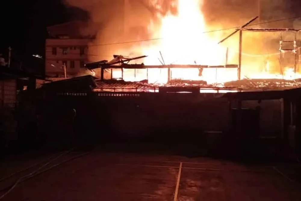 Kejadian kebakaran berlaku membabitkan lot kedai di Jalan Bayam, Kota Bharu.