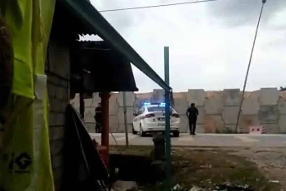 Polis melepaskan tembakan ke arah kenderaan yang memecut laju. Foto: Ihsan Pembaca