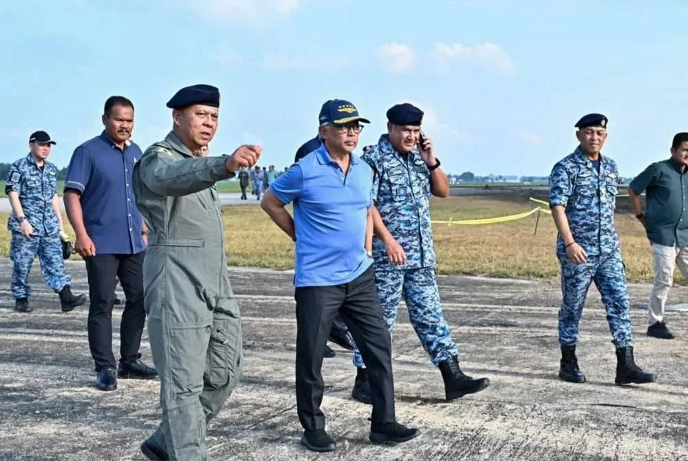 Al-Sultan Abdullah diiringi Muhamad Norazlan berangkat ke lokasi insiden kemalangan membabitkan pesawat pejuang F/A-18D Hornet di Lapangan Terbang Sultan Haji Ahmad Shah pada Jumaat.