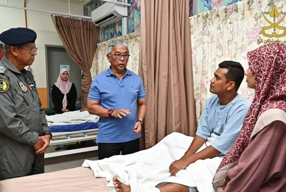 Al-Sultan Abdullah ketika menziarahi juruterbang, Mejar Mohamad Azhar di RSAT Pangkalan Udara Kuantan pada Jumaat.