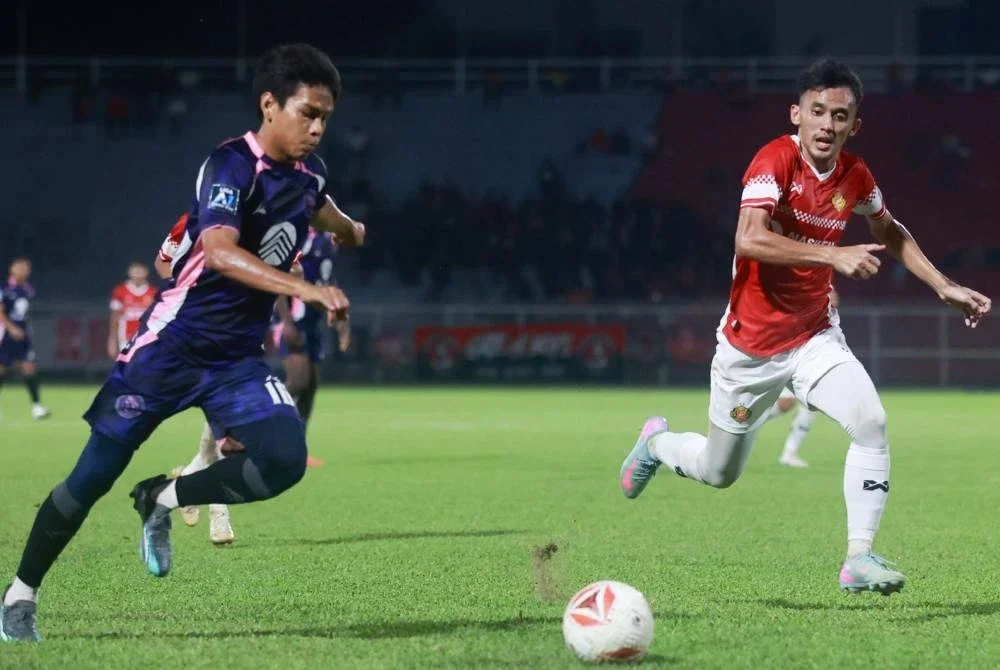 Antara aksi pemain semasa perlawanan Liga A1 Semi-Pro antara KRW dan UM-Damansara United yang berkesudahan seri 1-1.