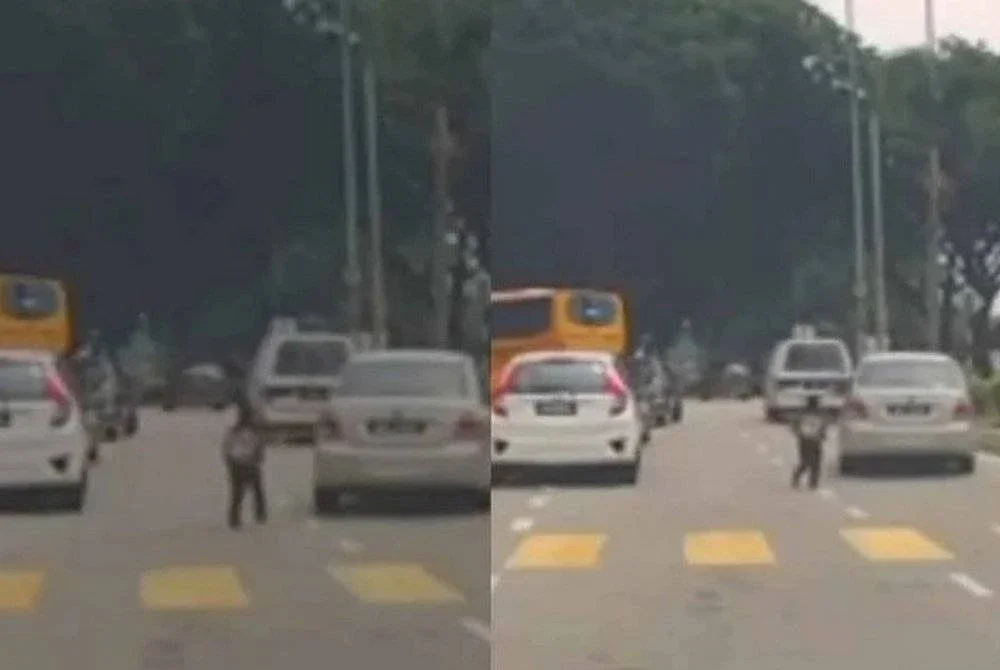 Video berdurasi seminit berkenaan telah dimuat naik oleh satu akaun Facebook dengan kapsyen ‘marah anak janganlah tergamak buat sampai macam tu sekali’ dan telah mengundang pelbagai komen negatif.