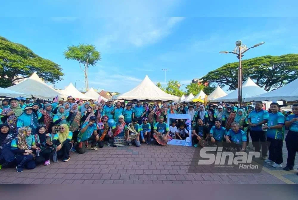 Seramai lebih 1,000 peserta berlari sejauh 4.5 km sambil berkain batik sempena Larian Batik Kota Bharu Bandar Selamat 2025 di Dataran Muhammadi, Kota Bharu pada Sabtu.