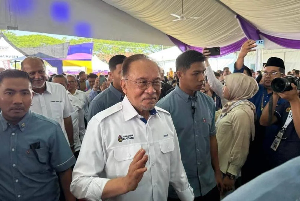Anwar ketika hadir merasmikan Program Madani Rakyat 2025 peringkat Negeri Sembilan di Dataran Nilai pada Sabtu.