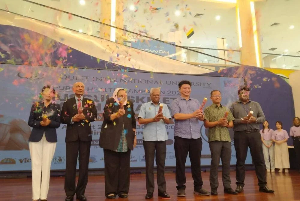 Sivanesan (tengah) ketika merasmikan Kempen Kesihatan Awam Memfokuskan Kepada Kesihatan Musculoskeletal anjuran QIU di Pasar raya Besar Mydin, pada Sabtu.