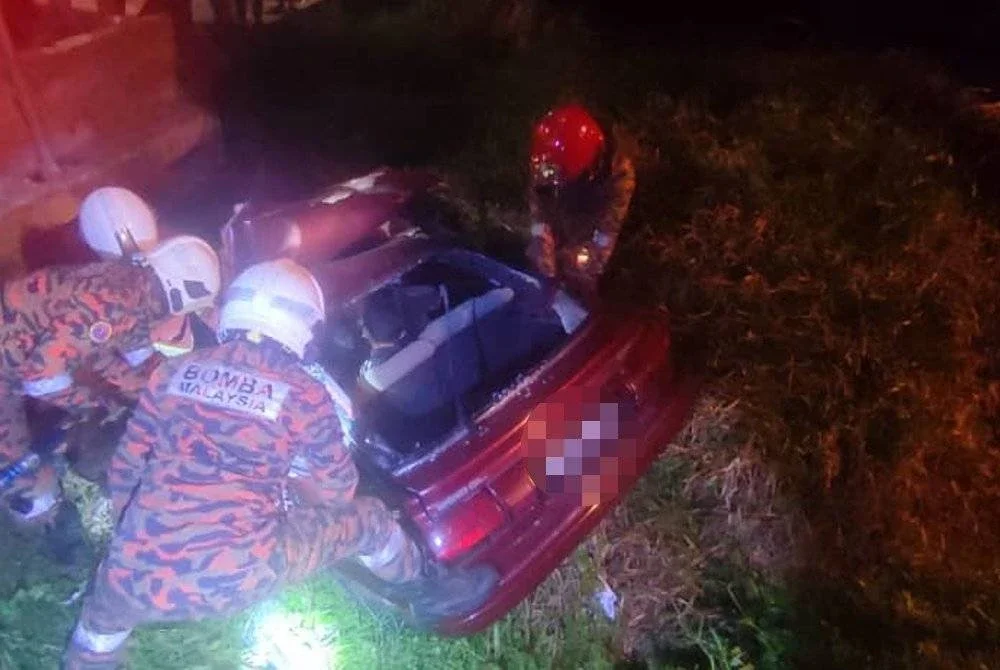 Empat maut termasuk pemandu selepas kereta Toyota Corolla terbabas ke dalam parit dan melanggar tembok konkrit di Jalan Sultan Suleiman Shah, Kuala Langat.