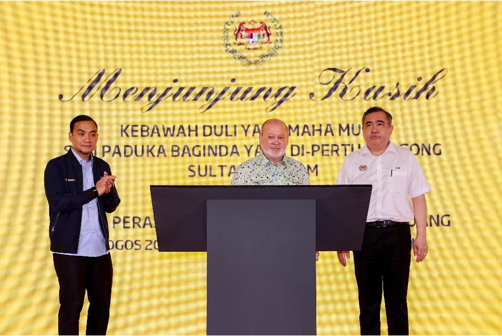 Sultan Ibrahim (tengah) berkenan merasmikan Laman Rel Mahkota, sebuah taman awam ikonik sepanjang 2.8 kilometer yang dibangunkan di bawah jajaran viaduct Projek Landasan Berkembar Elektrik Gemas-Johor Bahru pada Sabtu. Foto Bernama