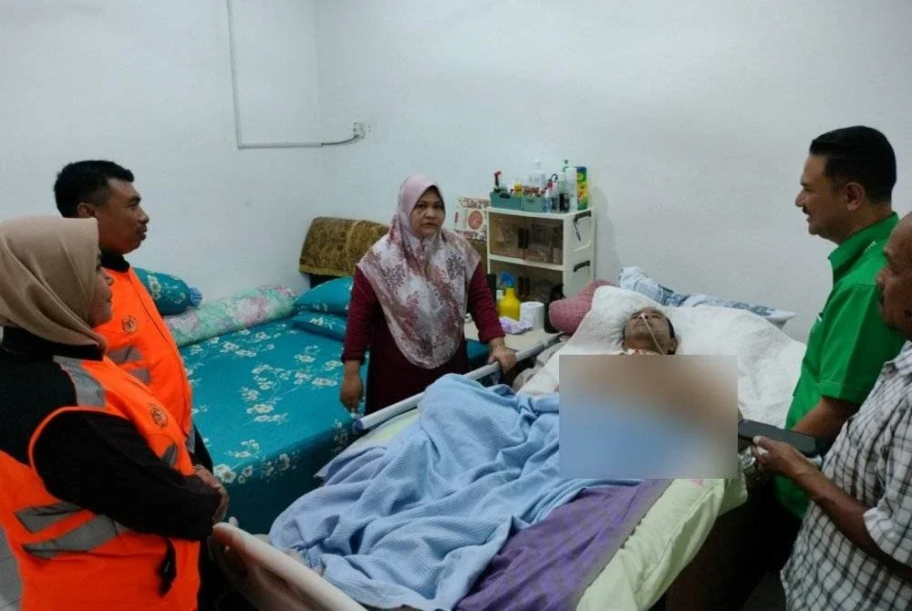 Muhamad Zahidi tidak mampu bercakap, makan dan minum, hanya bergantung pada susu khas diberi melalui tiub lima kali sehari.