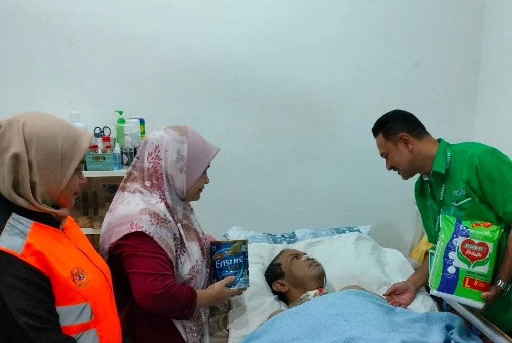 Muhamad Zahidi tidak mampu memberi tindak balas dan hanya terlantar sejak jatuh sakit.