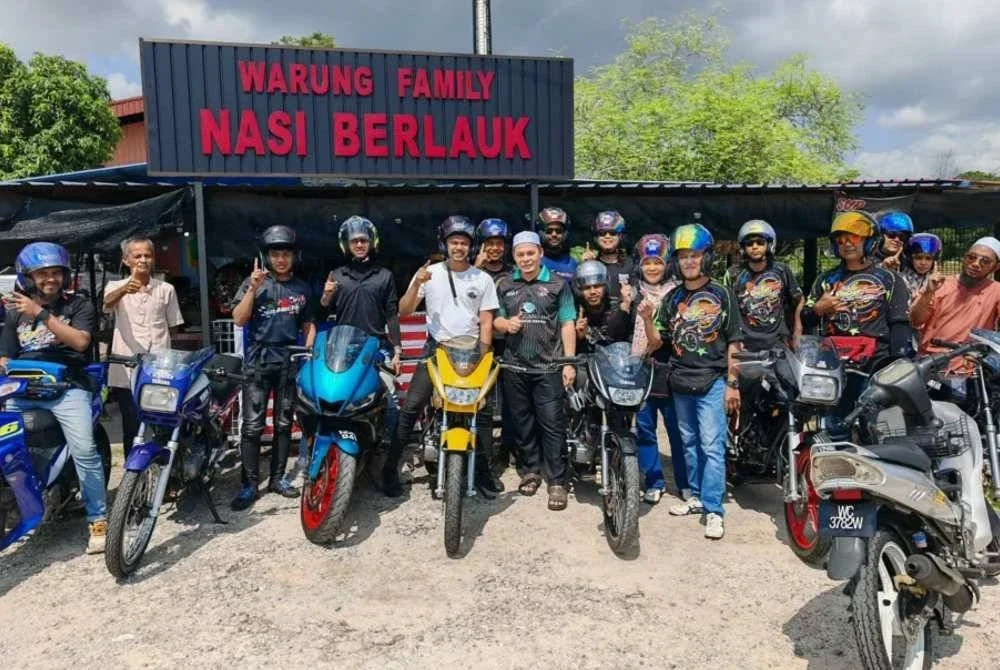 Hishamuddin (tengah) bersama pengunjung yang hadir memeriahkan himpunan motosikal RXZ di Gong Badak, Kuala Nerus, pada Sabtu. Foto Facebook Hishamuddin