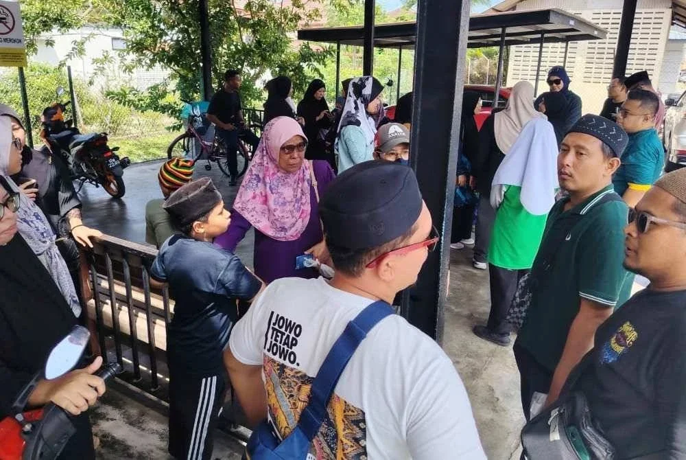 Ahli keluarga waris yang tiba di Unit Forensik Hospital Banting selepas dimaklumkan mengenai tragedi menimpa mangsa pada Sabtu.