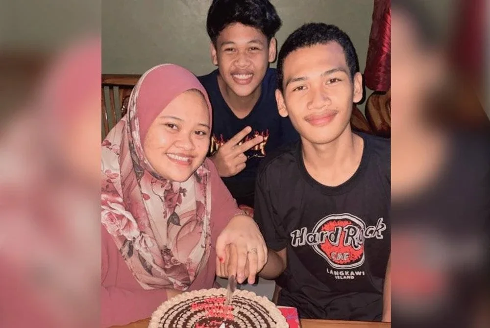 Gambar kenangan mangsa maut, Hariz (kanan) bersama adiknya, Danish Haikal Nazri, 17, (tengah) yang masih kritikal ketika menyambut hari kelahiran kakak mereka, Nur Danisha (kiri).