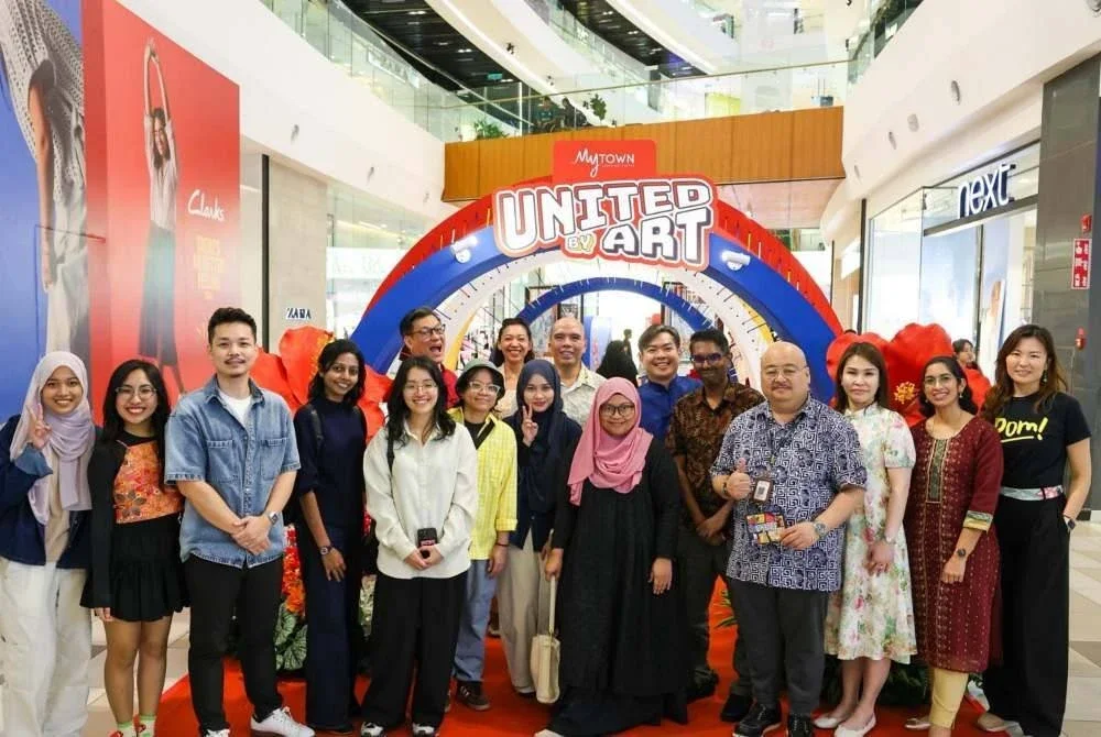 Azhan (belakang, tengah) bersama pengurusan MyTOWN KL dan artis pempamer. Foto MyTOWN KL.