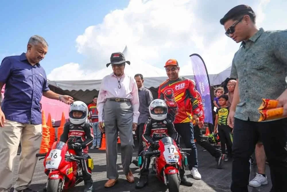 Tun Mahathir (tiga dari kiri) dan Wan Mohd Muzri (dua dari kanan) bersama Wan Faith Mikael serta Wan Ayden Maleeq sebelum perlumbaan.