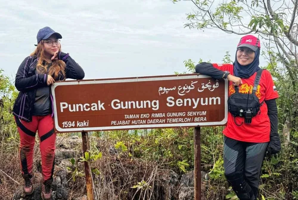 Nurul Ashikin (kanan) di puncak Gunung Senyum