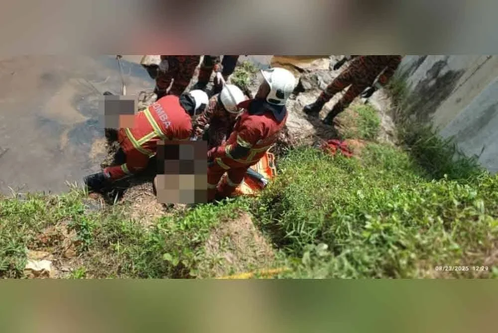 Seorang penunggang motosikal maut selepas tercampak ke tepi sungai dalam kemalangan membabitkan tiga kenderaan di Jalan Perdana Taman Desa Meru, Meru Raya di sini pada Sabtu.