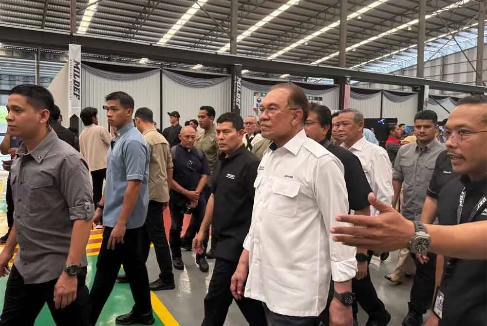 Anwar ketika meninjau kilang pembuatan kenderaan perisai Mildef International Technologies di Sendayan pada Sabtu.