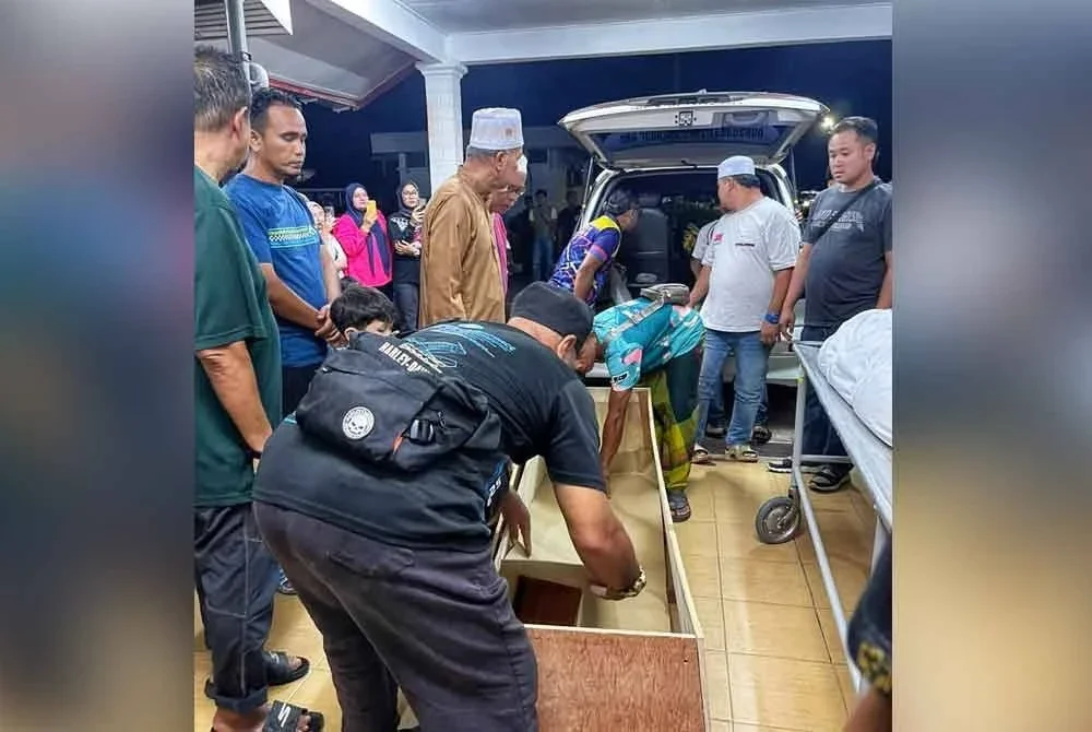 Jenazah Allahyarham Roslinawati yang maut ketika dalam perjalanan ke himpunan RXZ Member 7.0 dibawa keluar dari Unit Forensik Hospital Hulu Terengganu