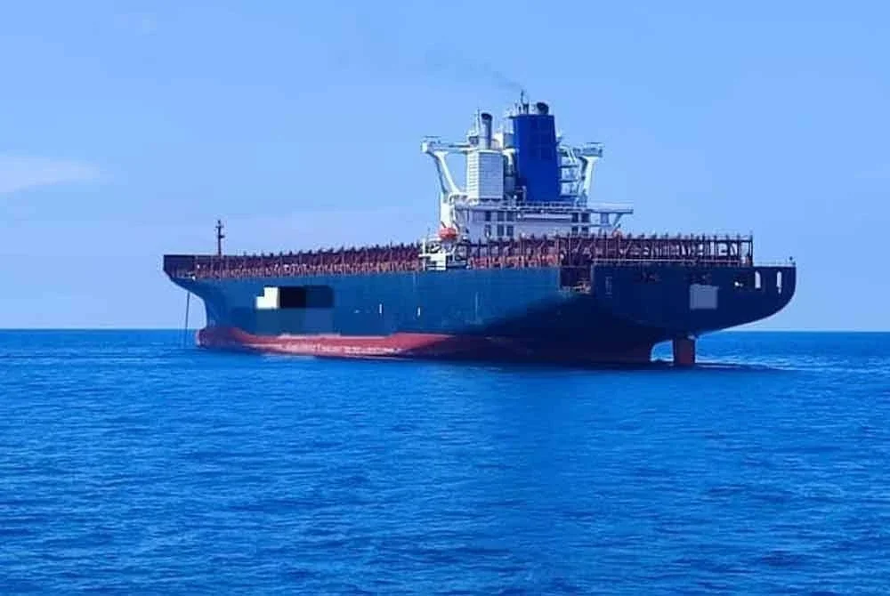 Kapal dagang yang ditahan Maritim Malaysia kerana bersauh tanpa kebenaran di Perairan Pulau Jarak pada Jumaat.