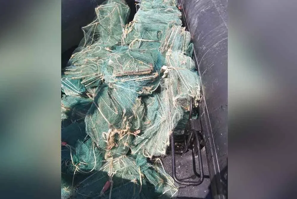 Bubu naga yang dirampas Maritim Malaysia dalam satu operasi di laut Pulau Talang.