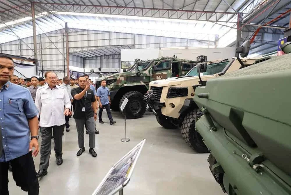 Perdana Menteri Datuk Seri Anwar Ibrahim melihat kenderaan berperisai ketika membuat lawatan selepas Perasmian Kilang Pembuatan Kenderaan Perisai Nasional di Mildef Technologies Sdn Bhd (Mildef), Sendayan hari ini. Foto: Bernama