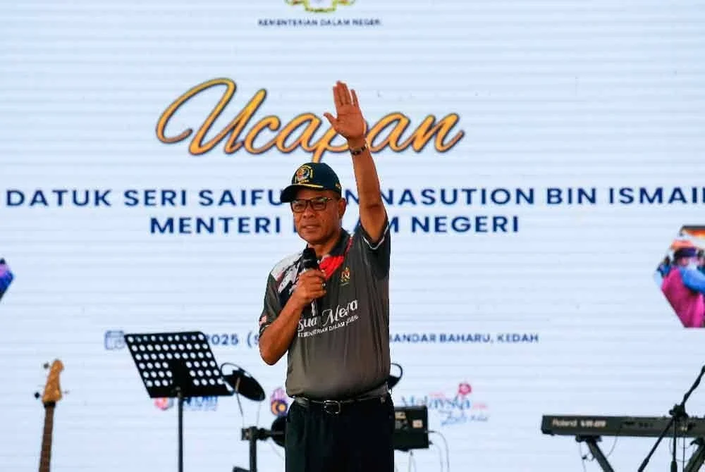 Menteri Dalam Negeri, Datuk Seri Saifuddin Nasution Ismail menyampaikan ucapan perasmian pada Program Sua Mesra Kementerian Dalam Negeri di Dataran Bandar Baharu pada Sabtu - Foto Bernama