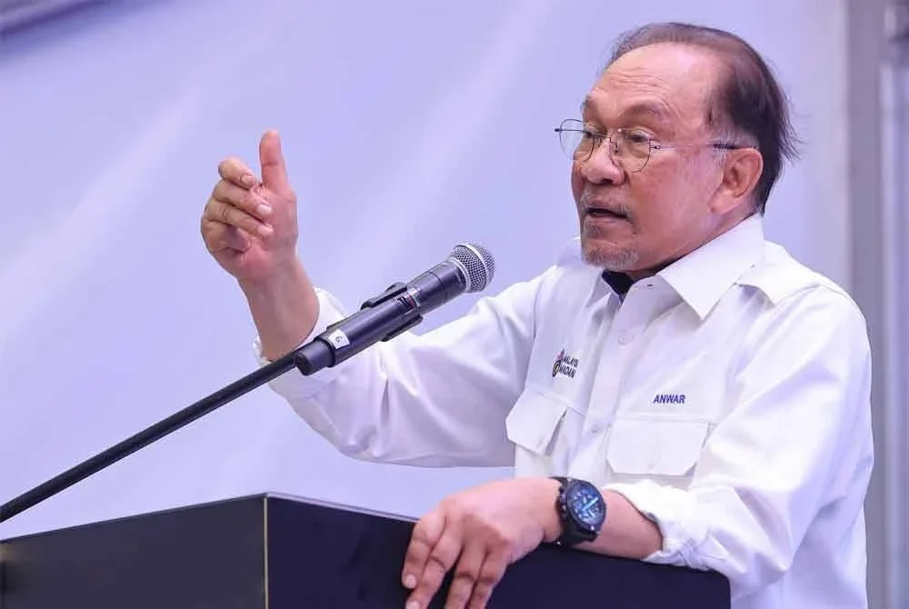 Perdana Menteri Datuk Seri Anwar Ibrahim ketika berucap pada Perasmian Kilang Pembuatan Kenderaan Perisai Nasional di Mildef Technologies Sdn Bhd (Mildef), Sendayan pada Sabtu. Foto Bernama