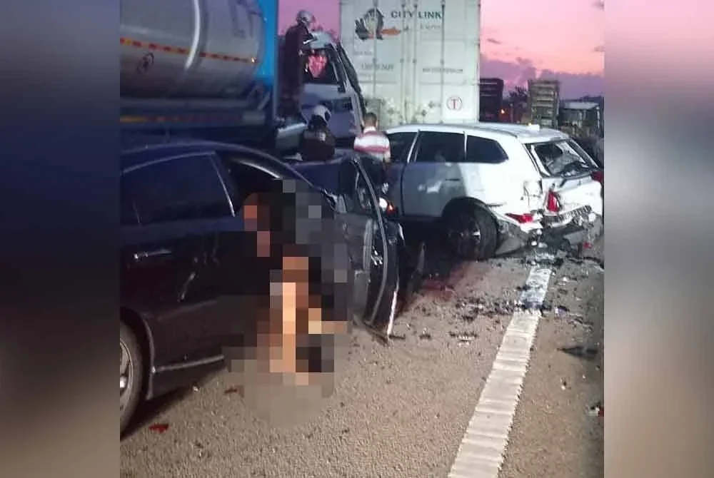 Keadaan kemalangan membabitkan 11 kenderaan di KM 130 Lebuhraya PLUS arah selatan selepas susur keluar kawasan R&R Pagoh pada Sabtu. - Foto: BBP Pagoh