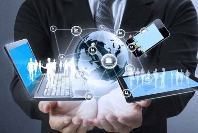 Teknologi canggih, malangnya telah membolehkan fitnah dan kandungan sampah lebih mudah memancing serta mengaburi perhatian. - Gambar hiasan