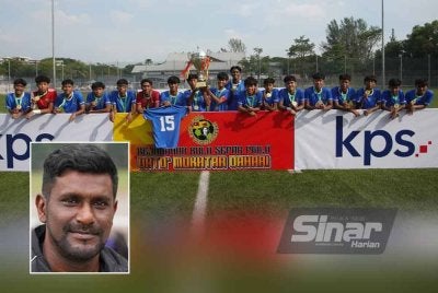 Pemain SMK Shah Alam meraikan kejayaan muncul juara Piala Sumbangsih selepas menewaskan SMK Dato' Harun di Padang Sintetik Majlis Bandaraya Shah Alam (MBSA), Seksyen 19 pada Khamis. Foto: Sinar Harian/Rosli Talib, gambar kecil: Osmera
