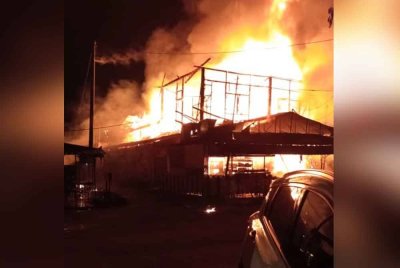 Api marak membakar kedai di Kota Bharu.