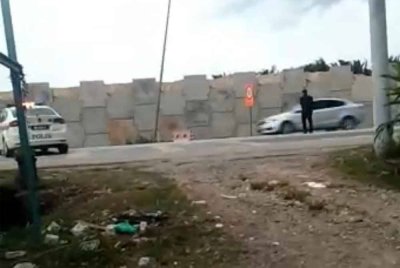 Kereta dipandu suspek memecut laju melepasi sekatan polis. FOTO: Ihsan Pembaca