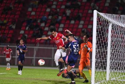 Pemain KRW cuba mengasak Gawang UM-Damansara untuk mencari gol penyamaan. Foto Ihsan SportSync Empire