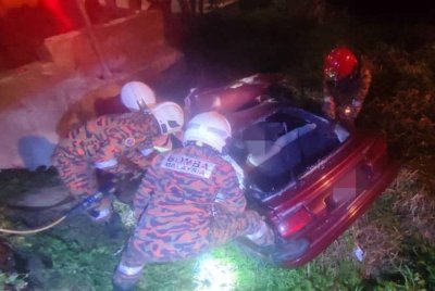 Tiga lelaki maut manakala tiga lagi cedera selepas kereta dinaiki mereka terbabas ke dalam parit di Jalan Sultan Sulaiman Shah, Banting. Foto bomba Selangor