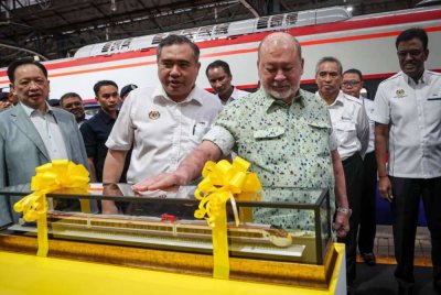 Sultan Ibrahim berkenan berangkat merasmikan dua set pertama Perkhidmatan Tren Elektrik (ETS3) Keretapi Tanah Melayu Berhad (KTMB) bagi laluan selatan di Stesen Keretapi Kuala Lumpur. Foto Bernama
