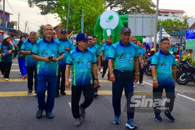 Takiyuddin (dua dari kanan) turut sama menyertai Larian Batik Kota Bharu Bandar Selamat 2025 sejauh 4.5 kilometer yang bermula dari Dataran Muhammadi, Kota Bharu pada Sabtu. Foto Sinar Harian HAZELEN LIANA KAMARUDIN