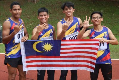 Kuartet 4x100 negara turut menyumbang kilauan pingat.