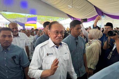 Anwar ketika hadir merasmikan Program Madani Rakyat 2025 peringkat Negeri Sembilan di Dataran Nilai pada Sabtu.