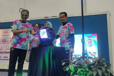 Dr Dzulkefly (kiri) meletakkan tangan sebagai simbolik semasa Majlis Perasmian ANMS Peringkat Negeri Selangor dan Majlis Penutup Program Jom Nak Sihat Kuala Selangor pada Sabtu.