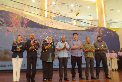 Sivanesan (tengah) ketika merasmikan Kempen Kesihatan Awam Memfokuskan Kepada Kesihatan Musculoskeletal anjuran QIU di Pasar raya Besar Mydin, pada Sabtu.