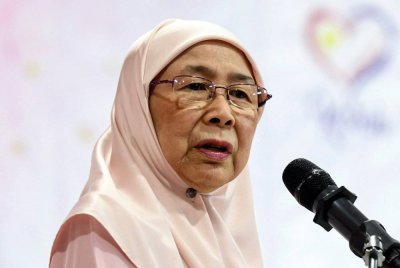 Wan Azizah menyampaikan ucapan perasmian Program Kesedaran Kesihatan
Mental Bandar Tun Razak dengan tema 'Suka Dalam Duka' di Dewan Serbaguna Alam Damai, Cheras pada Sabtu. Foto Bernama