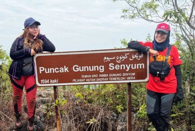 Nurul Ashikin (kanan) di puncak Gunung Senyum