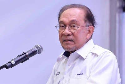 Anwar ketika berucap pada Perasmian Kilang Pembuatan Kenderaan Perisai Nasional di Mildef Technologies Sdn Bhd (Mildef), Sendayan pada Sabtu. Foto Bernama