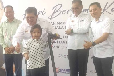 Johari (dua dari kiri) menyampaikan hadiah kepada pemenang dalam aktiviti yang dianjurkan semasa Majlis Perasmian Pusat Sebaran Maklumat Nasional (Nadi) Pekan Ijok, pada Sabtu.