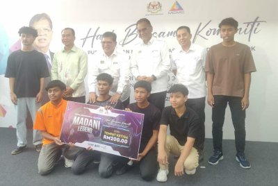 Johari (berdiri tiga dari kiri) menyampaikan hadiah kepada pemenang pertandingan sempena Majlis Pelancaran Nadi Ijok di sini pada Sabtu.