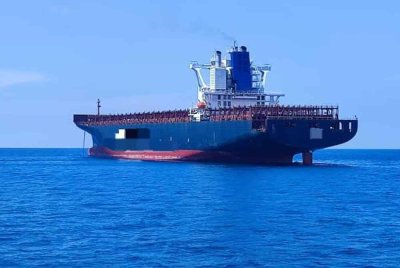 Kapal dagang yang ditahan Maritim Malaysia kerana bersauh tanpa kebenaran di Perairan Pulau Jarak pada Jumaat.